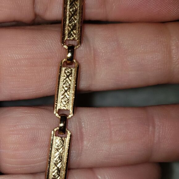 Goldtone necklace doubles together with clasp - Picture 2 of 3